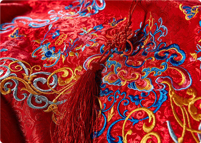 Кумачовый платок. Китай ткани. Китайская вышивка на красной ткани. Ткань красная Китай. Китайский красный платок.